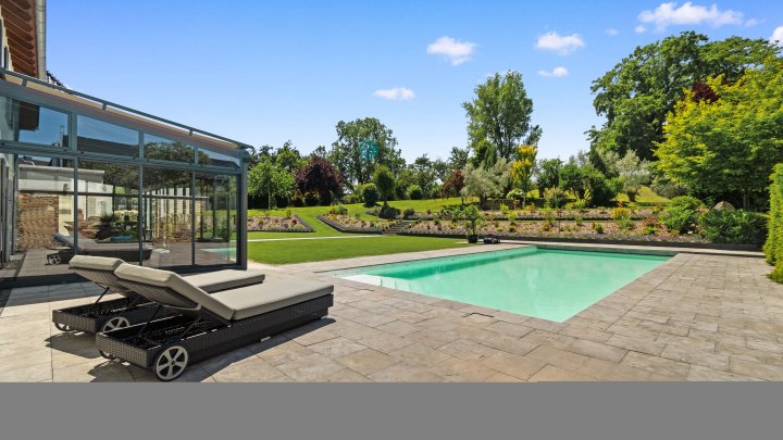 Traumhaftes Anwesen mit beheiztem Außenpool, Spa und Gästehaus auf parkähnlichem Grundstück