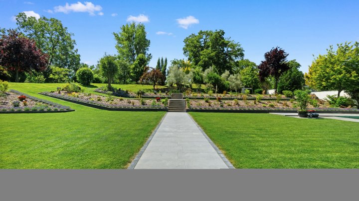 Traumhaftes Anwesen mit beheiztem Außenpool, Spa und Gästehaus auf parkähnlichem Grundstück