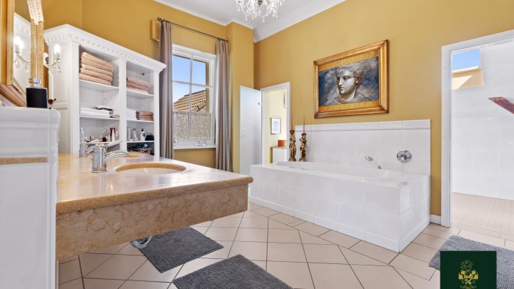 Traumhaftes Anwesen mit beheiztem Außenpool, Spa und Gästehaus auf parkähnlichem Grundstück